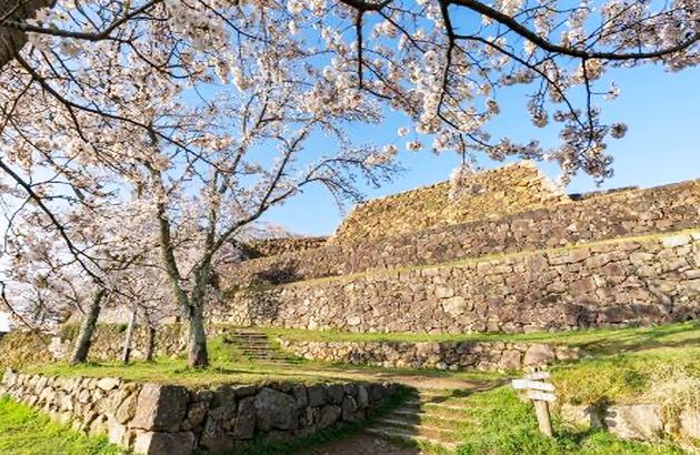 海を臨む天空の城米子城<br />①～米子城下町観光とあなたを魅了するそば打ちの世界～<br />②～１００年フードと共に加茂川サンセットクルーズ～<br />③～城下町「米子」の歴史ある街並みを歩く(利き酒体験付き)～